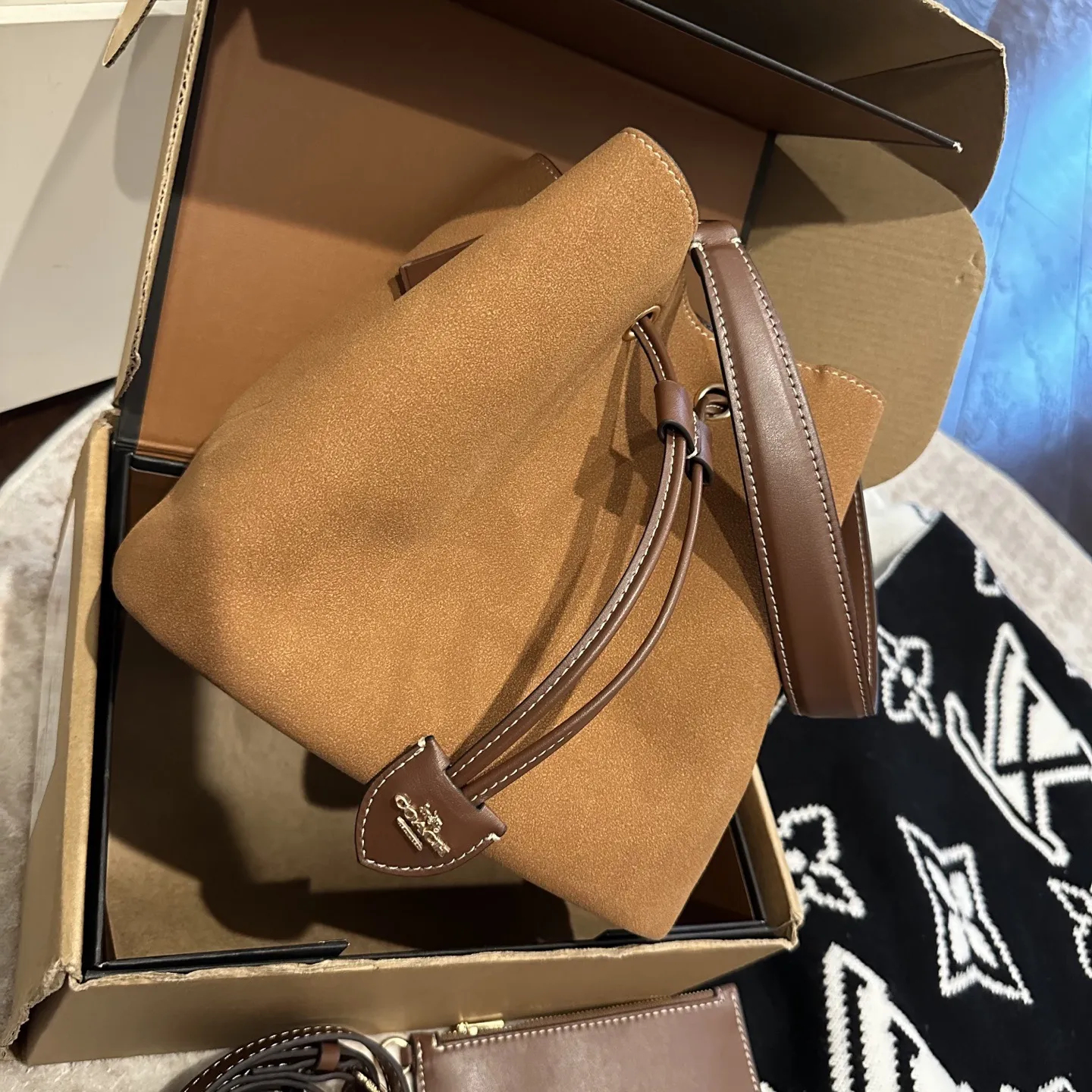 p185 礼盒包装 Coach新品水桶是不是很戳心巴推荐理由 V两条肩带手提/腋下/斜挎任意切换 尺寸25 23cm高轻便又很实用 浅奶茶新色秋日第一抹温柔