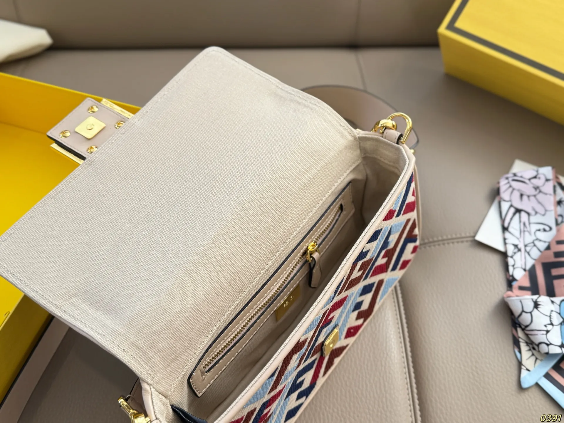 &yen;175/&yen;165折叠盒 芬迪FENDI 法棍包 拿到手里才能感觉到它的魅力 经典百搭优雅大气 这份质感 小仙女们值得拥有 尺寸26 15/20 11