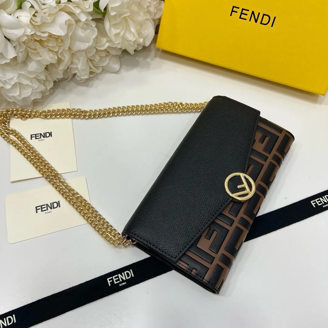 P105🎀Fendi 2604🎀颜色 黑棕色🎀尺寸 19*10.5*3.5 🎀Fendi 专柜同步，可肩背专柜品质顶级进口牛皮 海外订制钥匙扣五金 做工油边精湛