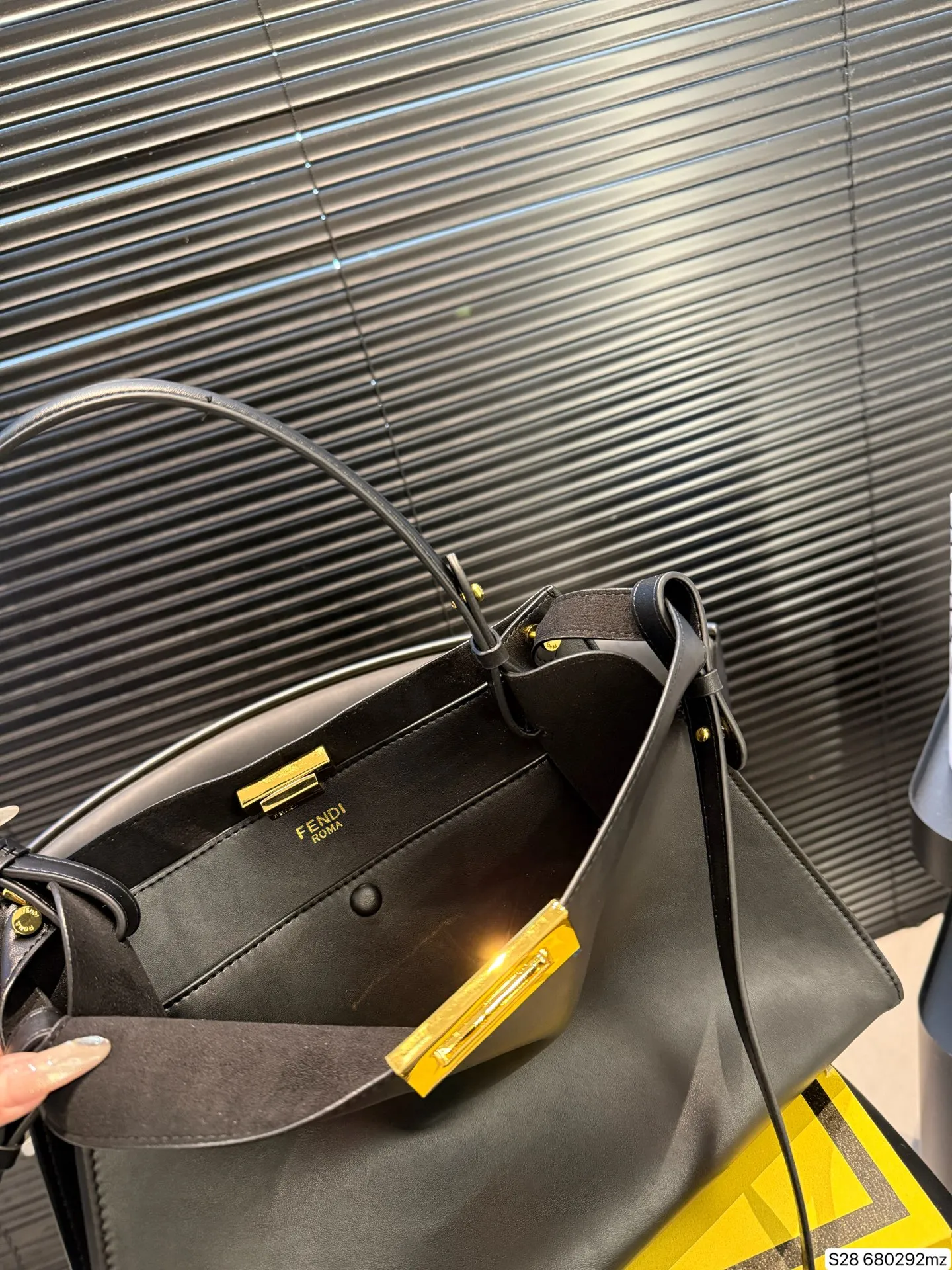 P190 配折叠盒 芬迪fendi中古手提包👜 今年芬迪家的老花也是没有消停过,从围巾到包款,都是人气爆款没错了,新品手提包融入了复古潮流,有点中古的感觉,随便手提都特别有时髦feel了长肩带,这一只你想怎么凹造型都妥妥稳住! 尺寸35 25货号680292