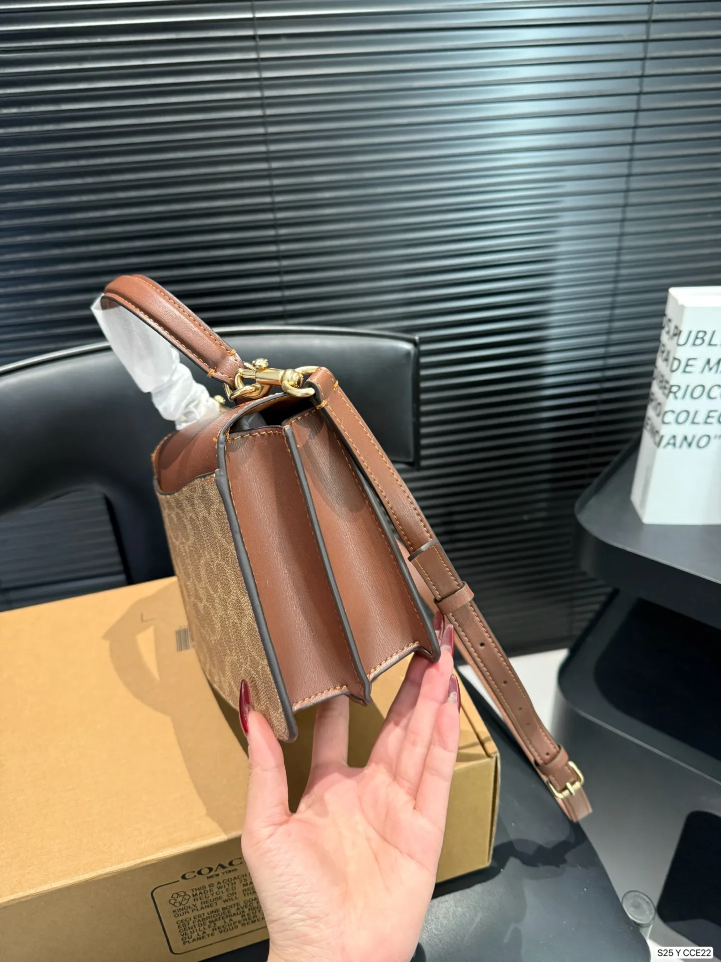 P175 配盒子coach11🈷️北美新款镶钻邮差包包来啦 刚上即断货特别火爆 这款真的对得起&ldquo;轻奢风&rdquo;的包包啊 按扣的彩钻太好看了[派对R] 尺寸21 14 货号CCE22