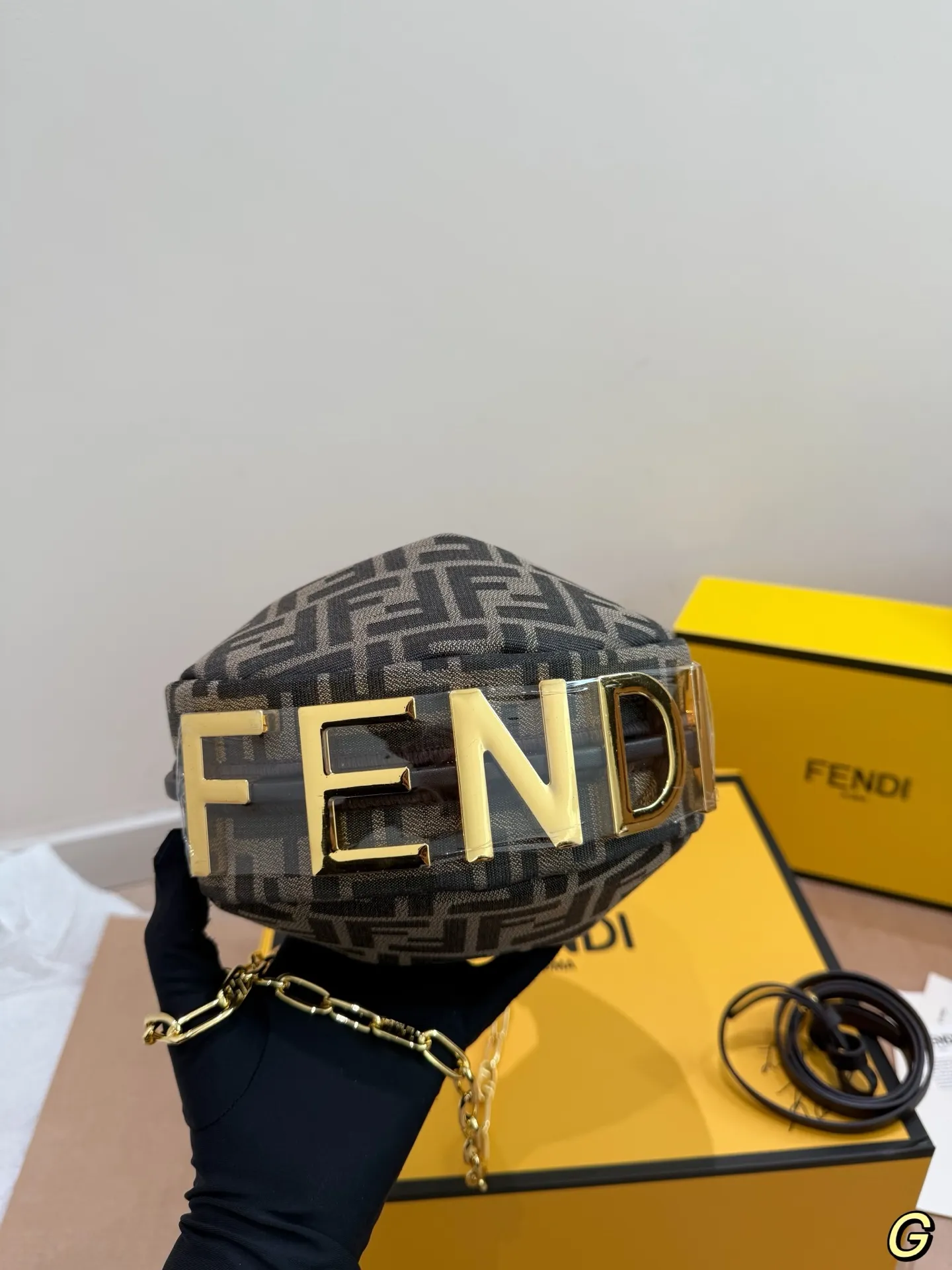 P210 Fendi 芬迪月牙包 ff logo来喽[飞吻R] 百搭不过时，超级出片的款[萌萌哒R] 老花真的爱不释手，出游出片必备 尺寸21.14 配礼盒🎁