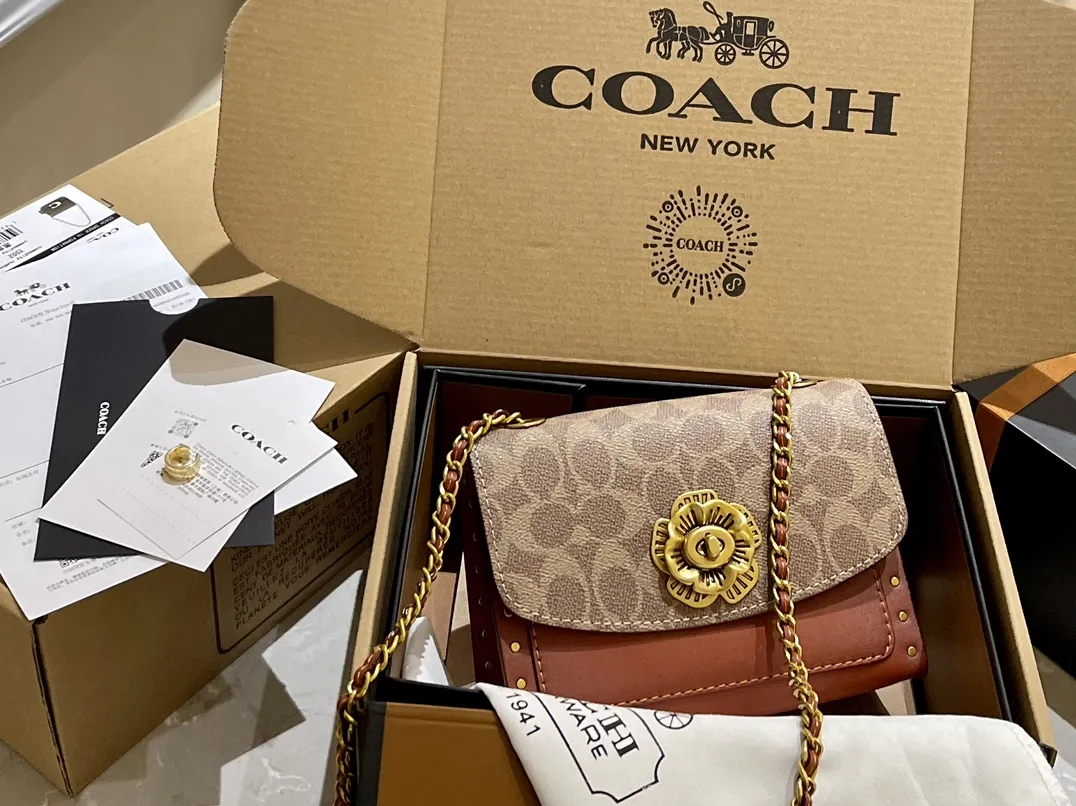 原单牛皮🐆p180 折叠礼盒 官网飞机箱 保养卡 全套包装 Coach Parker18 是现代和经典的完美碰撞,翻盖上山茶花的造型,既高 雅又特别,多个隔层非常实用,拼色设计,复古时髦,柔软舒适,质感一流 优雅不浮夸,精致也不挑年龄 Parker18小号温柔少女配色 属于耐看型的首选系列。简直了! 又相当百搭,简直不要太美。18cm