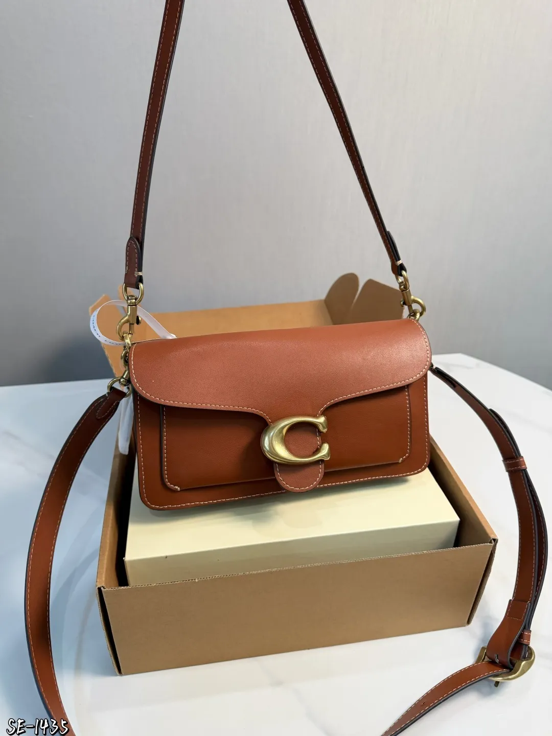 ❤️p195❤️ Coach Tabby 26酒神包 Coach Tabby 26酒神包，选用柔软颗粒牛皮，手感细腻耐用，焦糖棕色搭配复古金属C扣，简约又大气艹。26x15x7.5cm26x15x7.5cm，内部夹层+拉链小袋，收纳超方便！肩带可调节，腋下、单肩、斜挎都OK，通勤约会都能轻松驾驭~焦糖棕色百搭耐看，秋冬穿搭必备，复古优雅 气质满你可