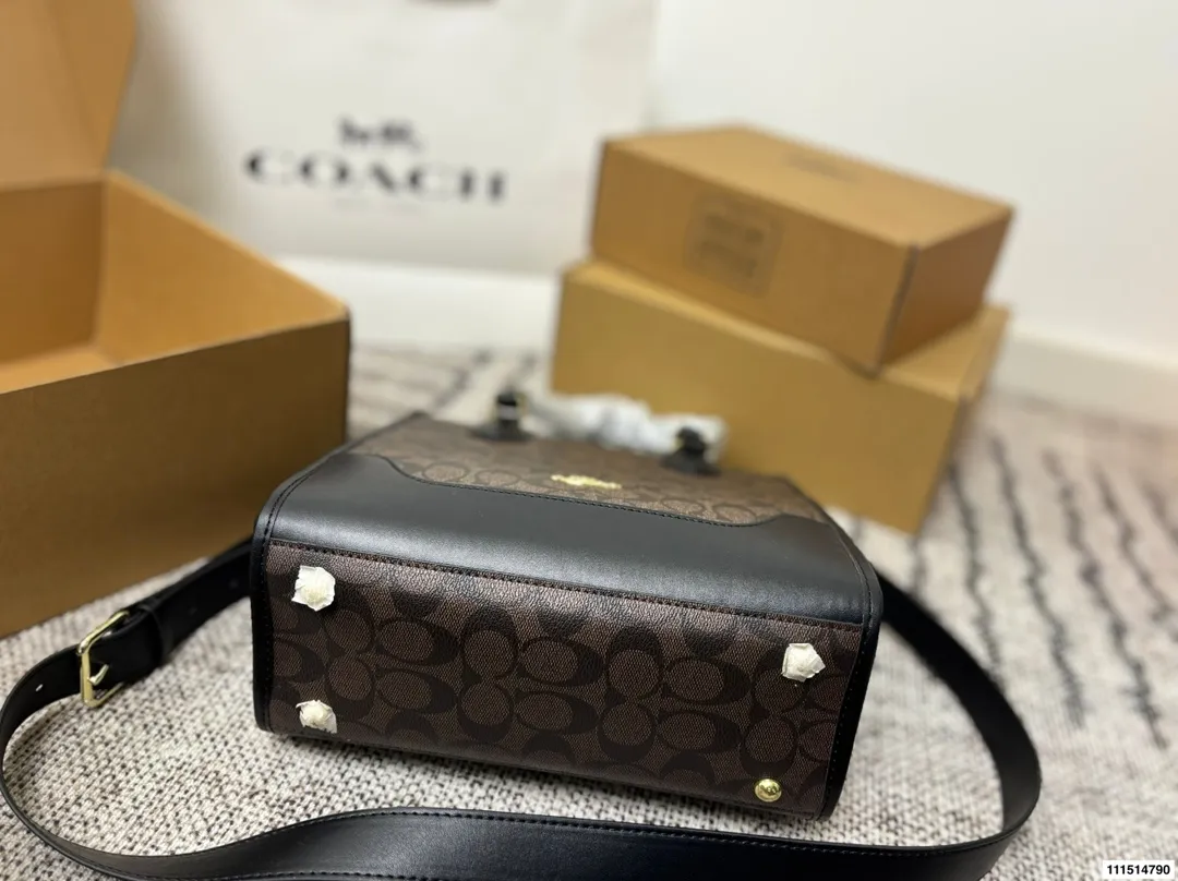 P190配飞机盒⚠️尺寸26.5*25 COACH 蔻驰 拼皮托特包 经典老花PVC帆布+牛皮拼接,耐用易清洁又时髦。 容量超大,手机、化妆品、iad都能轻松装下!可拆卸肩带,手提、单肩、斜挎随心切换,通勤休闲都很百搭~拼色设计简约又有亮点,秋冬穿搭必备