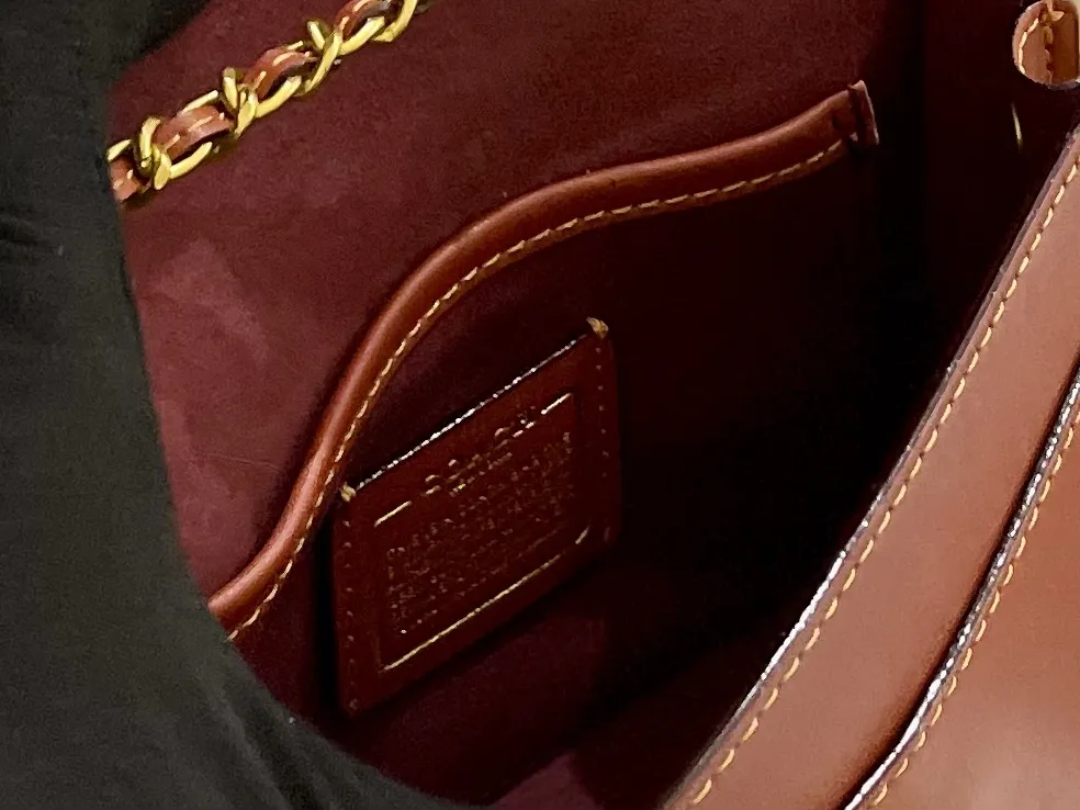 原单牛皮🐆p180 折叠礼盒 官网飞机箱 保养卡 全套包装 Coach Parker18 是现代和经典的完美碰撞,翻盖上山茶花的造型,既高 雅又特别,多个隔层非常实用,拼色设计,复古时髦,柔软舒适,质感一流 优雅不浮夸,精致也不挑年龄 Parker18小号温柔少女配色 属于耐看型的首选系列。简直了! 又相当百搭,简直不要太美。18cm