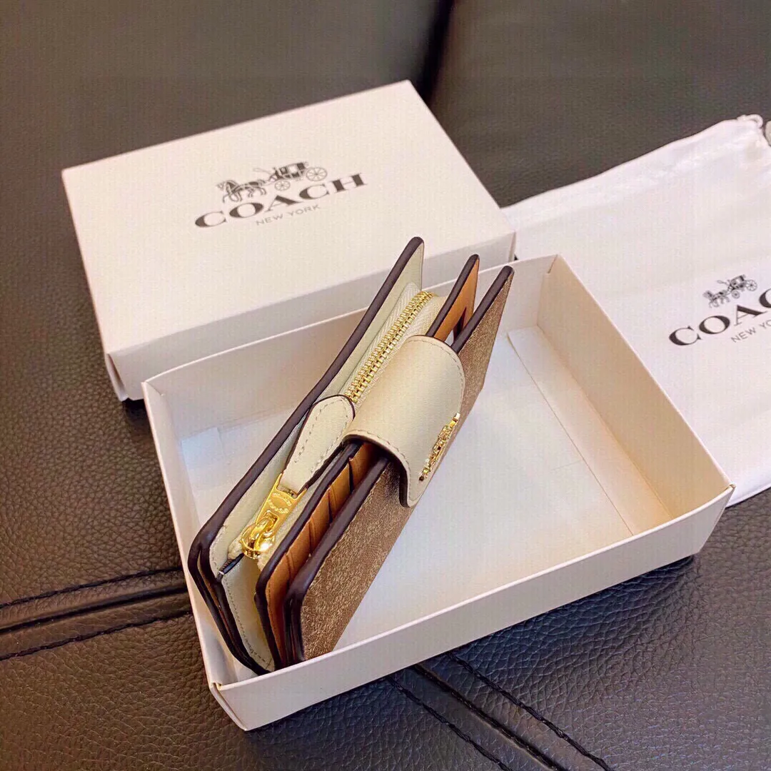 P110🎀🎀颜色 配色🎀尺寸 14x9🎀✨代购级别，越南制造，coach短款钱包此款钱包小巧精致可爱💓非常实用，内部多层卡位槽，可以平铺人民币 现货发售