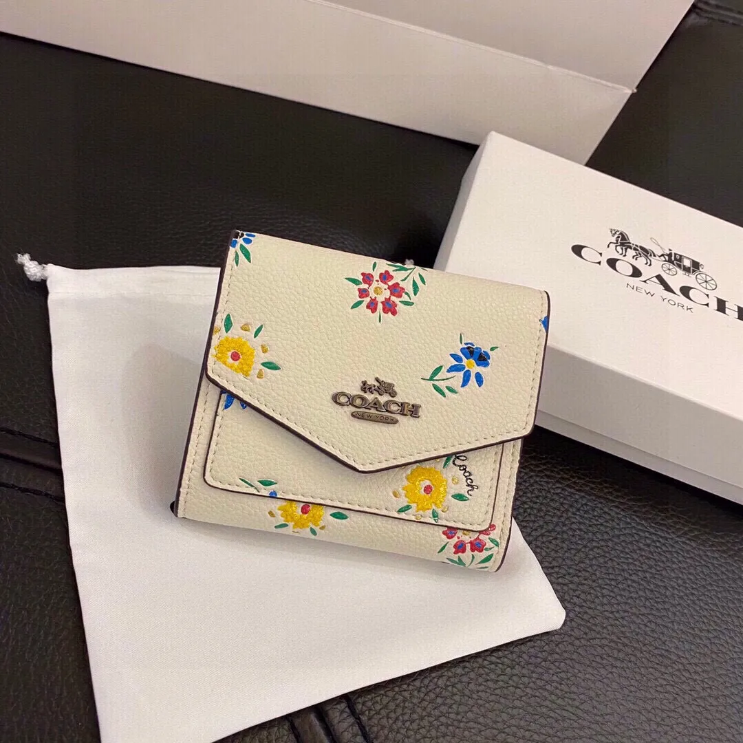 P105🎀🎀颜色 黑🎀尺寸 11x10🎀蔻驰专柜爆款👍原版牛皮三折短款钱包🔥精美设计手感一流美妞必备实物超级美🆕❤️