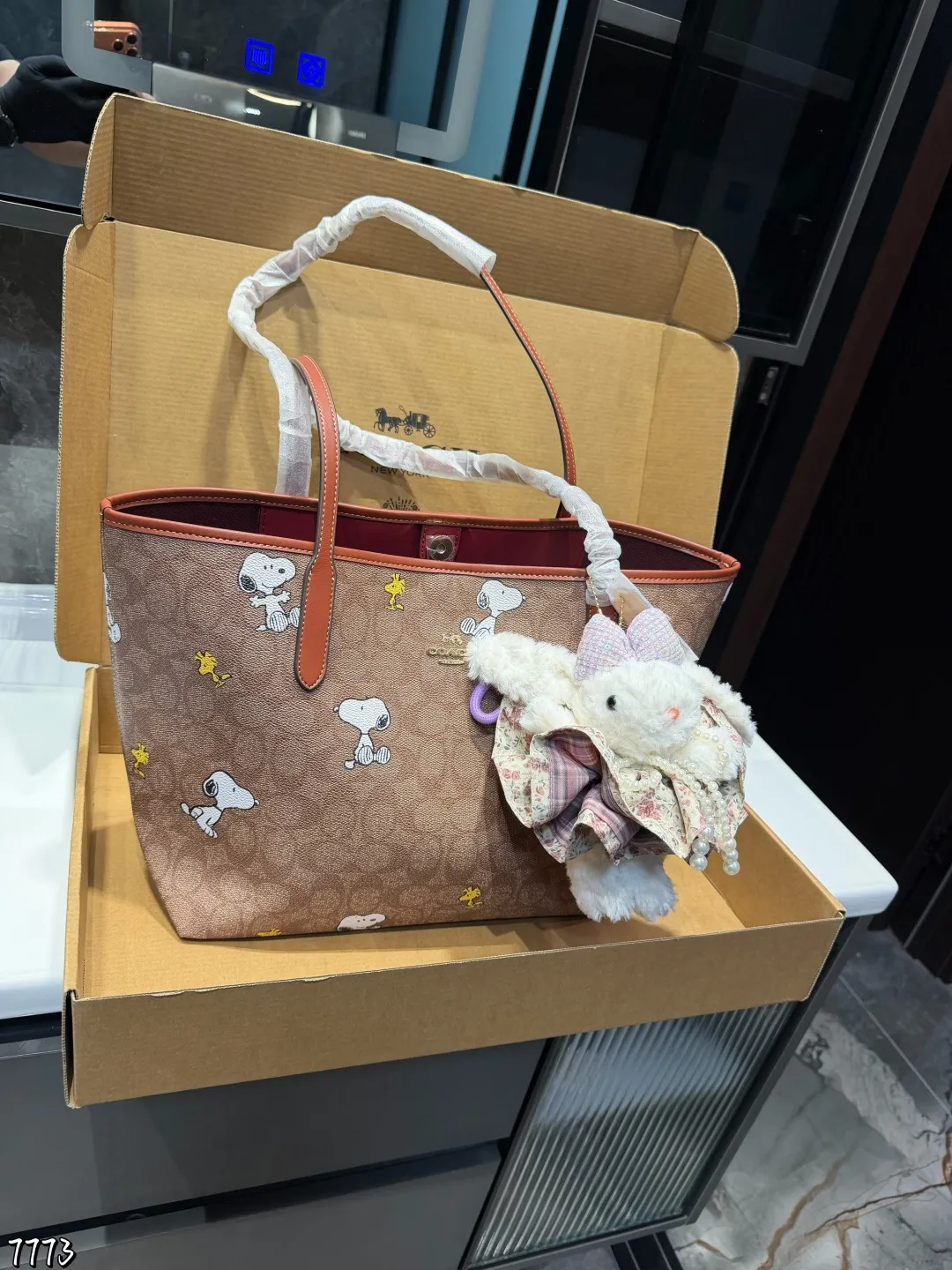 ❤️p175(礼盒包装)❤️ Coach 经典city托特包经典logo购物袋tote包大爆款 分分钟断货!正反两面都好看!毫无违和感!size: 45.28