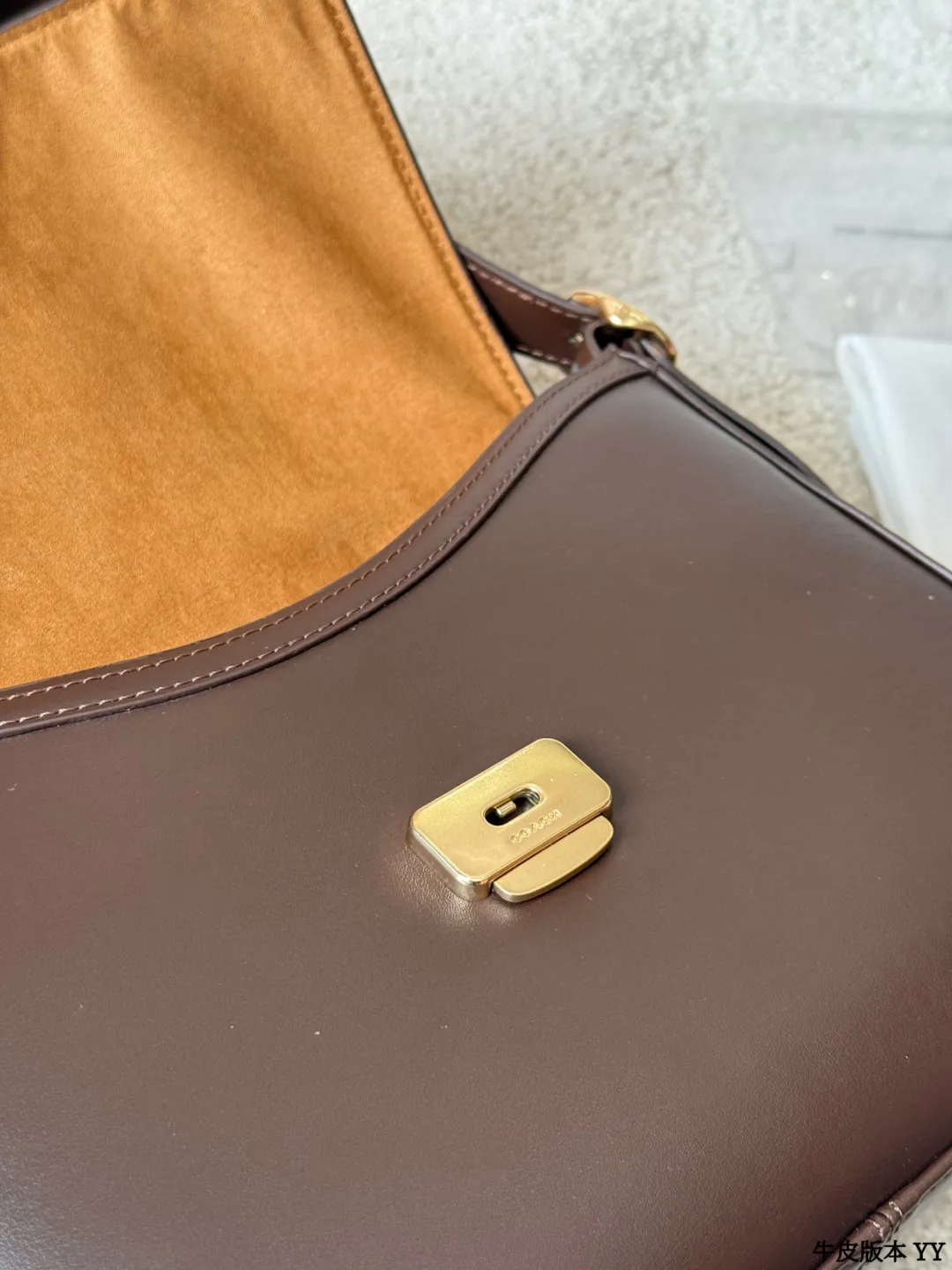 牛皮版本 p195 蔻驰 Etta 系列翻盖包 COACH Etta系列大号翻盖包,采用光滑牛皮革,栗子可可棕色超有秋冬氛围感!正面C字旋锁扣+金色五金,简约又精致‘。肩带可调节,单肩or斜挎都OK,通勤、约会都能轻松驾驭~ 尺寸 28 20cm