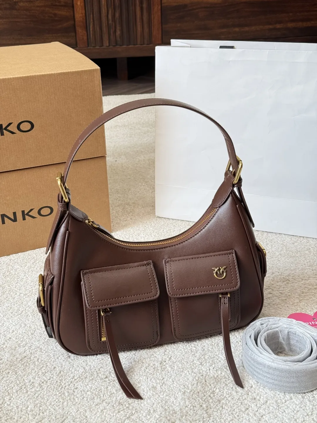 复刻版 p205 PINKO 燕子 多口袋机车包 PINKO这款多口袋机车包,黑色皮革+金色五金,简约又有细节感。正面双拉链口袋,收纳方便,中央飞鸟 Logo超有辨识度!弧形包身+顶部提手,肩带可调节,手提斜挎都OK~尺寸适中,通勤休闲都能用,实用又时髦,机车风女孩必入! 尺寸 28 18cm