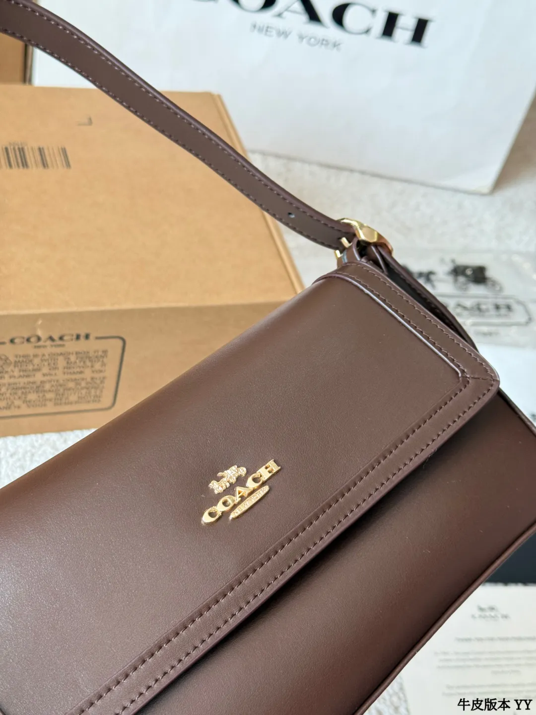 牛皮版本 p195 Coach E tta小号腋下包 tCoach Etta小号腋下包，选用全皮牛皮，栗红色调超复古，金属扣件点缀细节感满满 轻巧便携，肩带可调节，支持手提、单肩、斜挎多种背法，通勤约会都很适合！内部空间合理，手机、化妆品轻松收纳国皇。经典设计+百搭属性，秋冬大衣毛衣必备，优雅气质直接拉满 尺寸约24x14cm