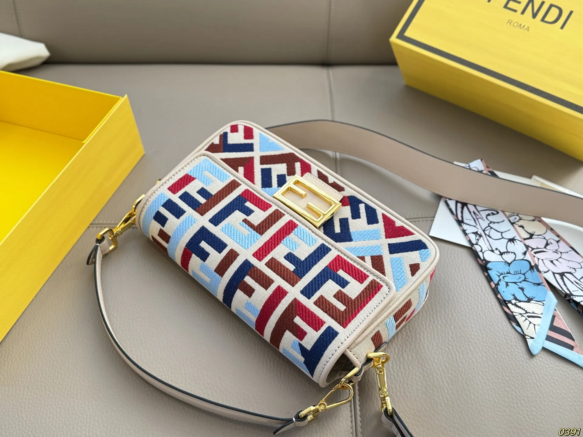 ¥175/¥165折叠盒 芬迪FENDI 法棍包 拿到手里才能感觉到它的魅力 经典百搭优雅大气 这份质感 小仙女们值得拥有 尺寸26 15/20 11