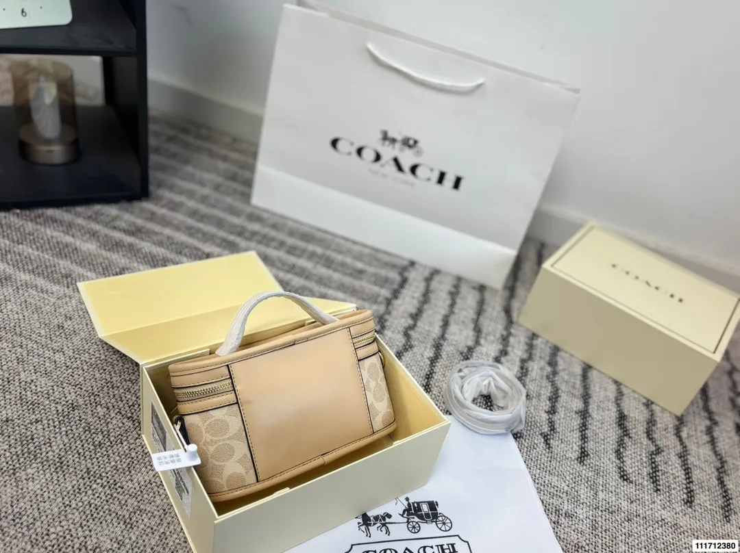 p150配折叠盒 尺寸22.13 Coach盒子包💕小可爱 新款圆饼斜挎包 一开始看到这个包 觉得一般般 不亮眼。结果背上身 惊了!超可爱!竟然是少女风格的! 这个包真的很赞啊 1️⃣容量:小身板大容量啊,装手机+钱包+气垫+口红+纸巾,就足够了,完全没问题! 2⃣️材质:是蔻驰家经典的花纹,很耐用的皮质。(肩带能调节 非常实用) 3⃣️风格:可爱 可爱真的可爱! 完全没有coach其他款式老气的感觉! 还真的蛮减龄的。 关键!棕色花纹很百搭,搭配裙子 裤子都很好看!风衣 毛衣 针织衫也能搭配! 强烈建议入!
