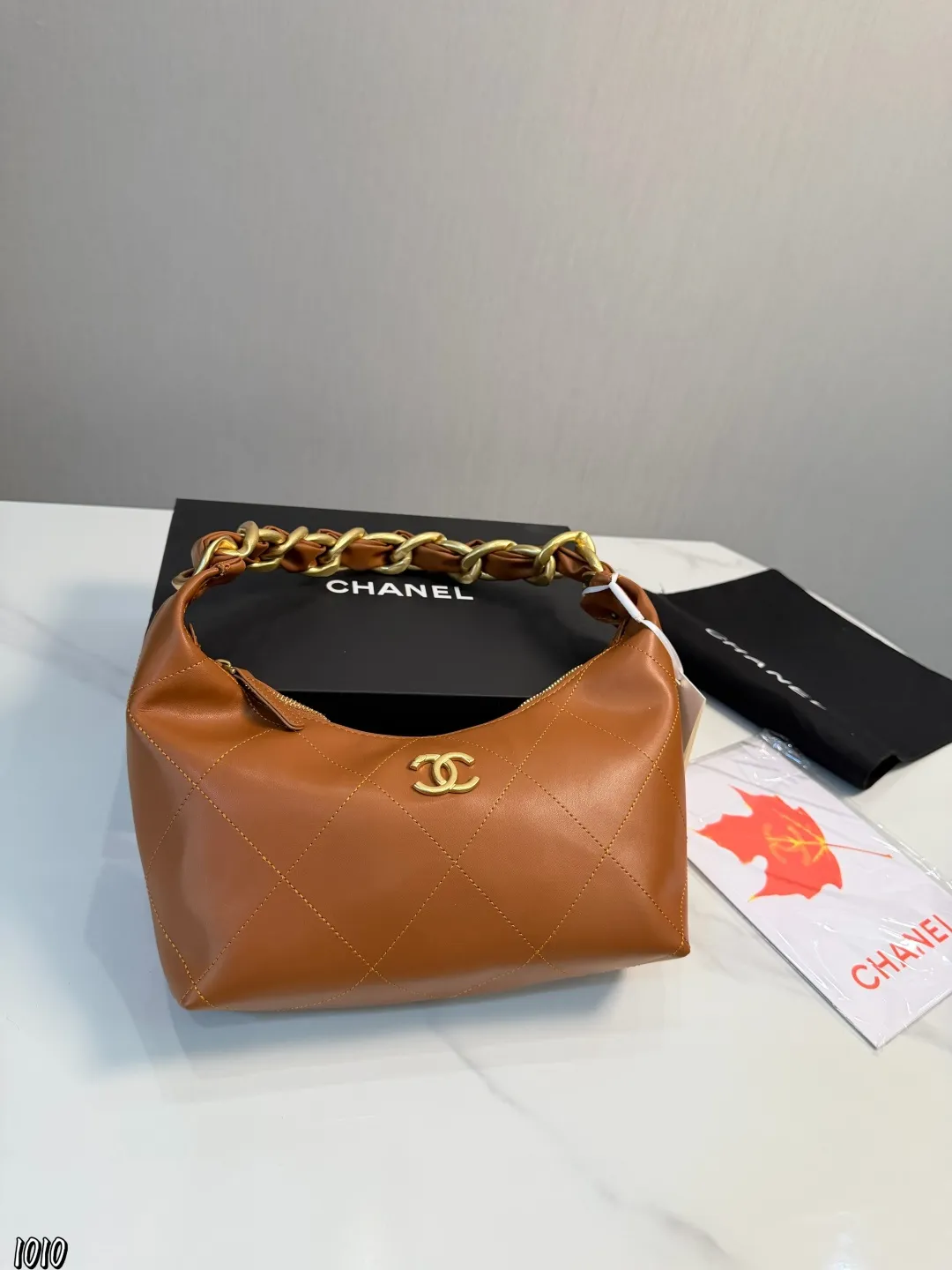 ❤️p150❤️ 香奈儿25K黑金Hobo包香奈儿25K黑金Hobo包,亮面小牛皮+经典大菱格纹,复古金色粗链条超有质感艹。 24x28x8cm24x28x8cm,容量大,通勤日常都 OK!做|日皮料+柔软包型,随性又高级,黑金配色百搭不挑衣服,轻松提升穿搭气场山。拉链开合更安全,实用又时髦,是香奈儿热门款!