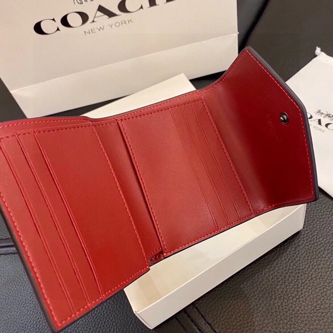 P105🎀🎀颜色 黑🎀尺寸 11x10🎀蔻驰专柜爆款👍原版牛皮三折短款钱包🔥精美设计手感一流美妞必备实物超级美🆕❤️