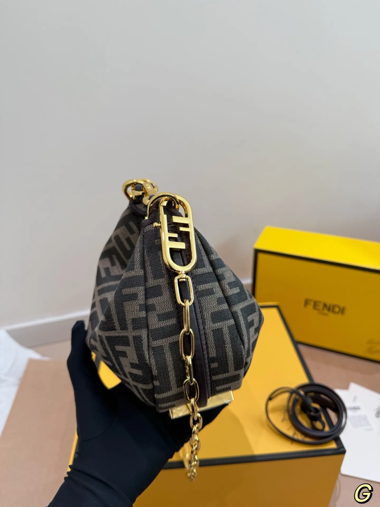 P210 Fendi 芬迪月牙包 ff logo来喽[飞吻R] 百搭不过时，超级出片的款[萌萌哒R] 老花真的爱不释手，出游出片必备 尺寸21.14 配礼盒🎁