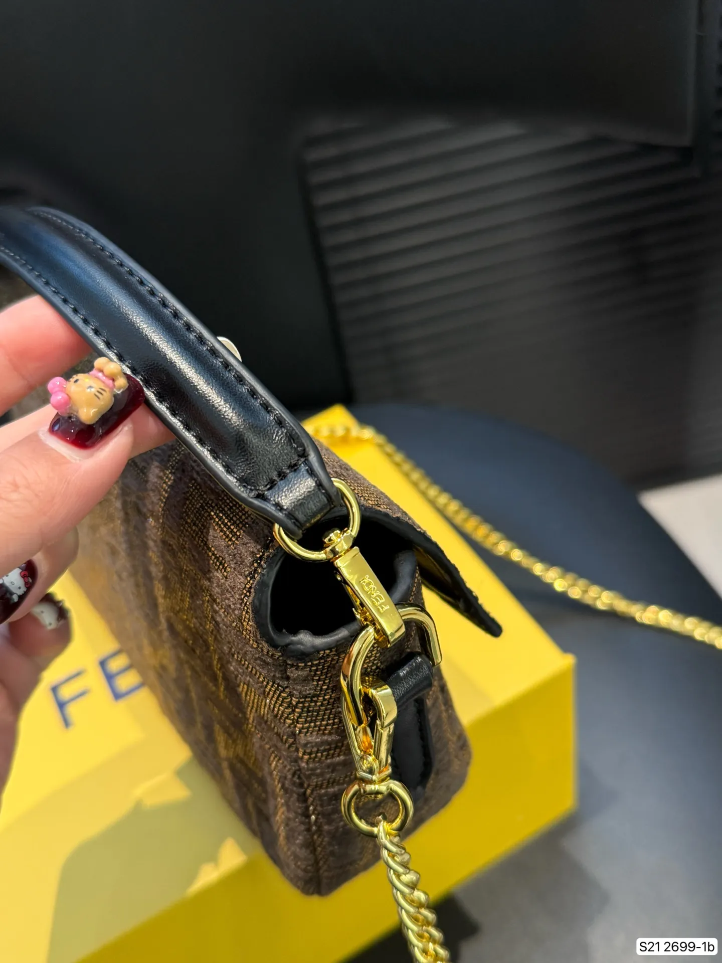 P155配折叠盒子 芬迪麻将包腋下包复古气息满满,小巧精致不会有邋遢感,各种材质任你挑选,好看时髦同时又拥有着实用的超大内容量,绝对是冬天出门的包包第一选择!尺寸:17 12 货号2699-1