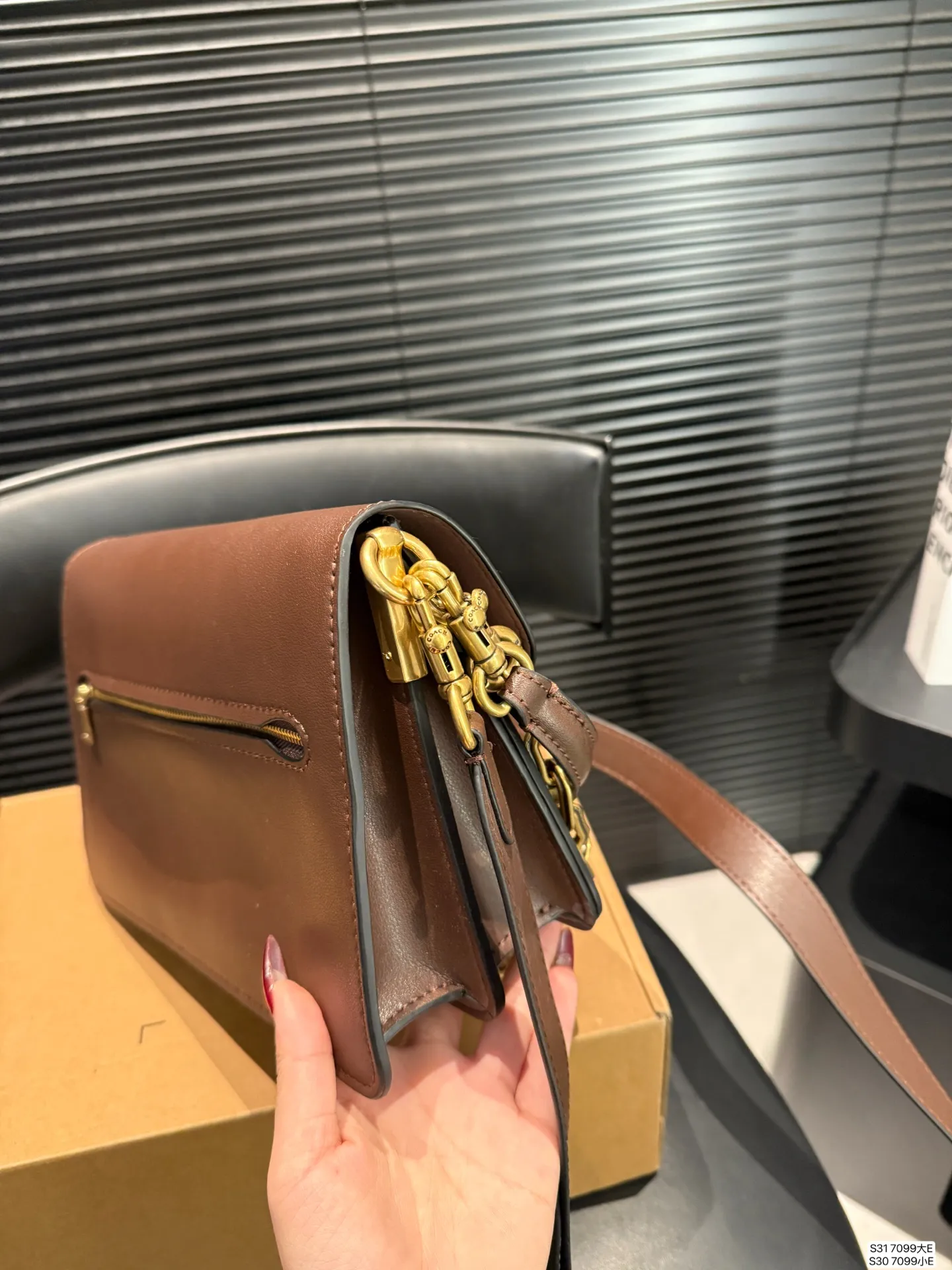 大号P205 小号P200 配盒子 蔻驰腋下 Coach又出来搞事情啦! 又酷又飒又实用!!! Coach上新的Chain Tabby包身挺实有型,兼具Soft tabby的皮质柔韧触感!三条肩带解锁多种背法,真的很难不爱吧!#尺寸:大29 22 小25.5 18 货号7099