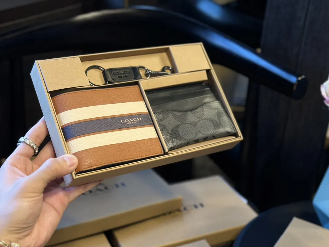 福利🐆p70 礼盒包装 Coach 高级男士钱包超级礼盒 钱夹+卡包+钥匙扣 男士钱包我一直喜欢的就是 Coach，因为它的辨识度高而且做工值得信任。而且设计简约，真皮抗磨耐用，送朋友、男友 首选