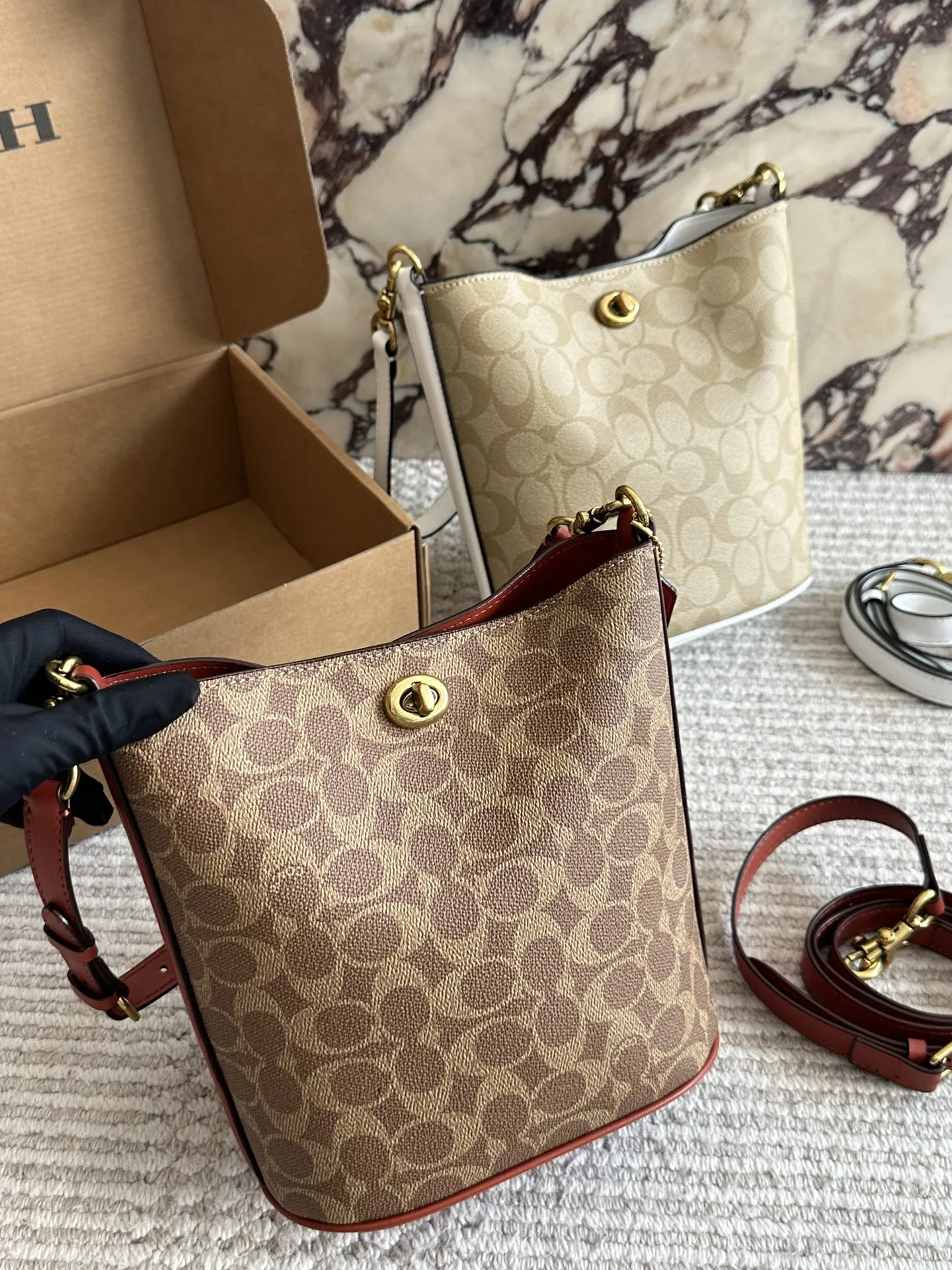 💰190 配盒 size：21 17cm C家 新款水桶包 蔻驰最新一季的 休闲随性的包型，立体饱满 腋下/斜挎都不成问题 通勤必备 搜索 coach 水桶