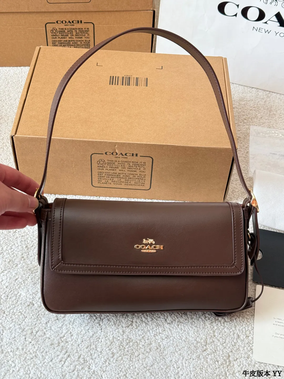 牛皮版本 p195 Coach E tta小号腋下包 tCoach Etta小号腋下包，选用全皮牛皮，栗红色调超复古，金属扣件点缀细节感满满 轻巧便携，肩带可调节，支持手提、单肩、斜挎多种背法，通勤约会都很适合！内部空间合理，手机、化妆品轻松收纳国皇。经典设计+百搭属性，秋冬大衣毛衣必备，优雅气质直接拉满 尺寸约24x14cm