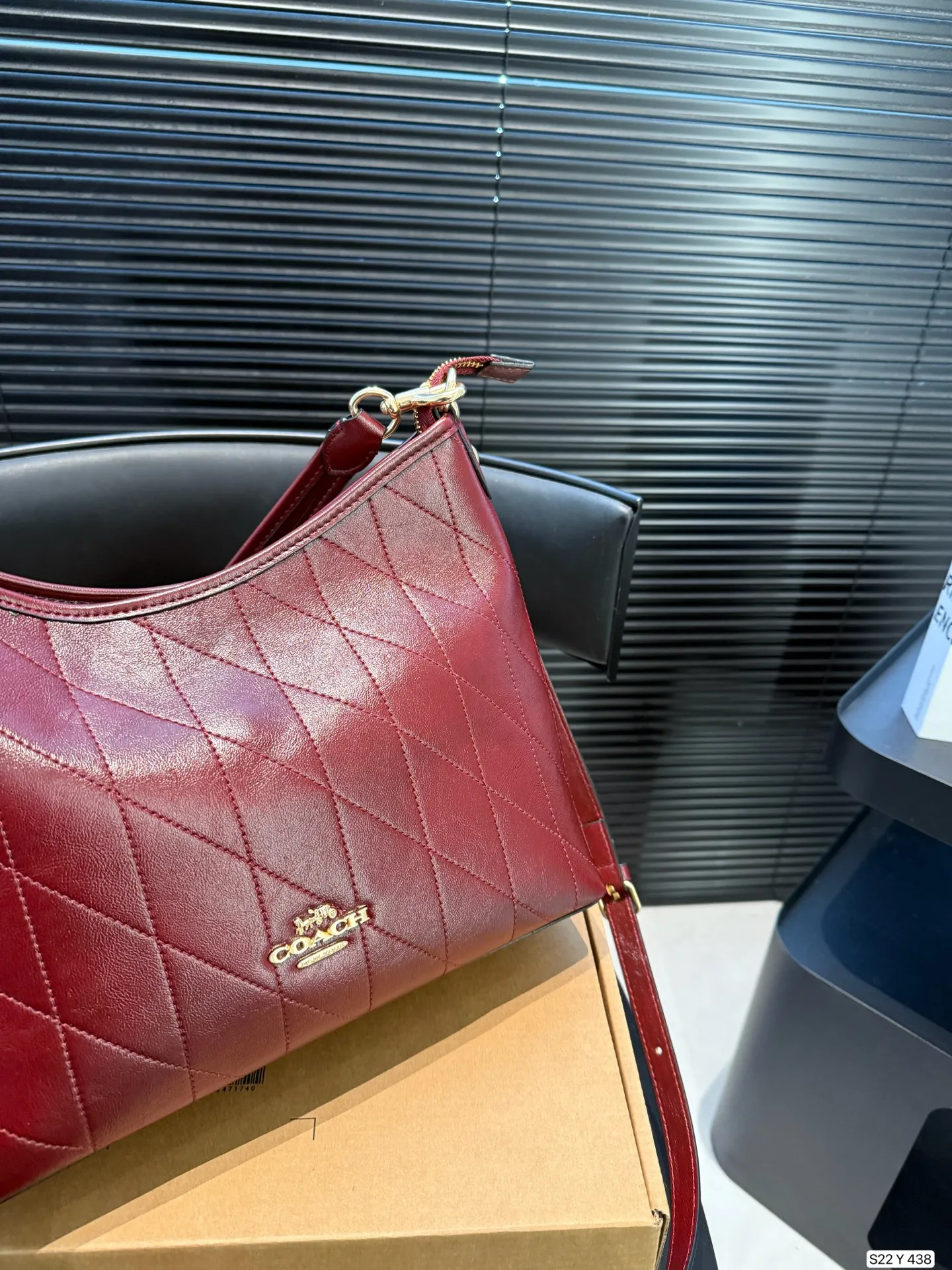 P160 配飞机盒 蔻驰托特包,除了好看还是好看,托特包造型简单又好用关键是超好看,轻便,缤纷又结实。分分钟成为街上最具回头率的时尚单品!尺寸:30 21货号Y438