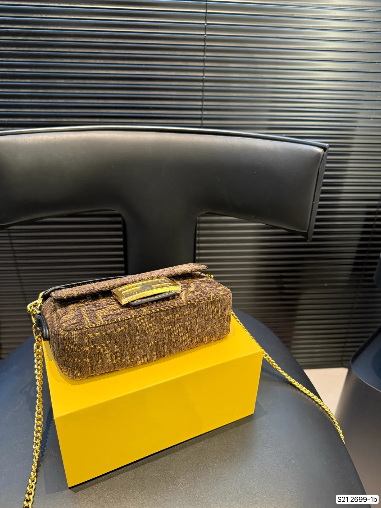 P155配折叠盒子 芬迪麻将包腋下包复古气息满满，小巧精致不会有邋遢感，各种材质任你挑选，好看时髦同时又拥有着实用的超大内容量，绝对是冬天出门的包包第一选择！尺寸：17 12 货号2699-1