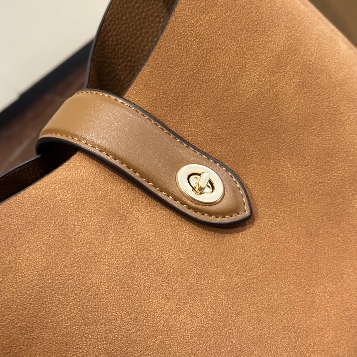 p160 礼盒包装 COACH新款NHadley美哭啦 COACH十月新款Hadley crossbody 可调节拼接肩带设计可腋下可斜挎 麂皮材质氛围感一整个电 真的不要太美 尺寸 23×25cm