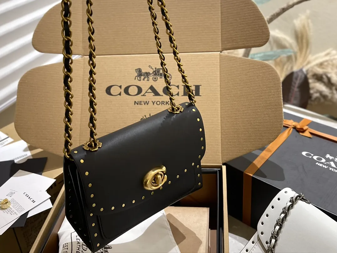 原单牛皮🐆p180 折叠礼盒 官网飞机箱 保养卡 全套包装 Coach Parker18 是现代和经典的完美碰撞，翻盖上山茶花的造型，既高 雅又特别，多个隔层非常实用，拼色设计，复古时髦，柔软舒适，质感一流 优雅不浮夸，精致也不挑年龄 Parker18小号温柔少女配色 属于耐看型的首选系列。简直了！ 又相当百搭，简直不要太美。18cm