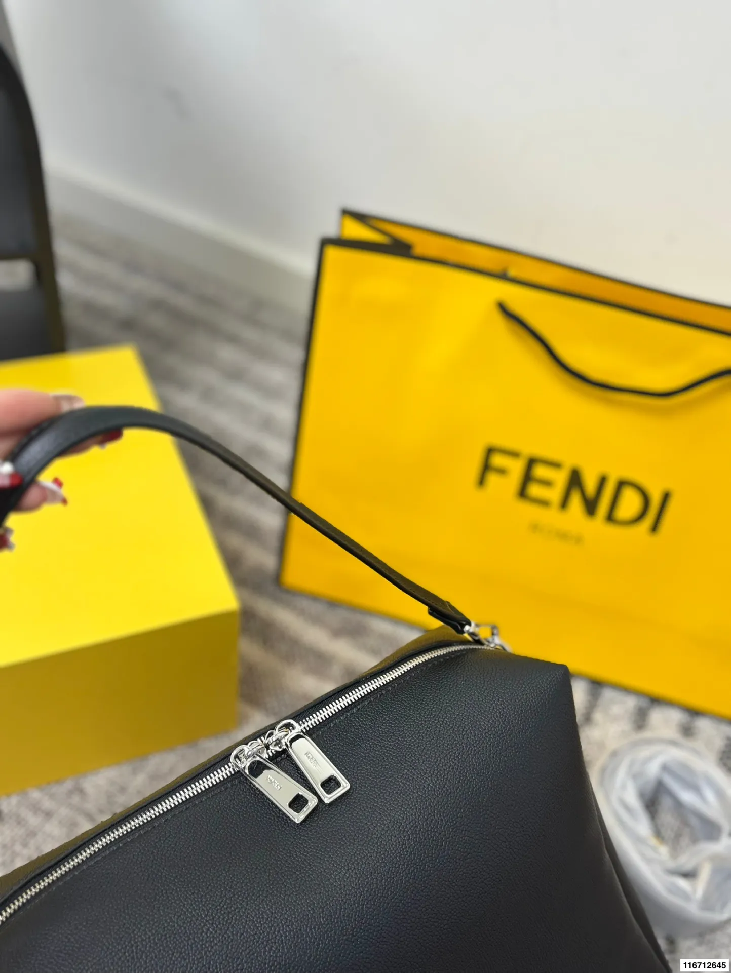 p185配礼盒 FENDI｜斜挎包💼 FENDI 斜挎包 FENDI LUI简约低调无logo 风格随你搭配赋他不同风格🎄🎄 尺寸35.21