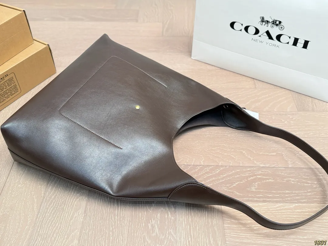 ¥210/¥180/¥170飞机盒 蔻驰Coach托特包 颜色搭配很有复古的感觉 高级又不失优雅 超有氛围感 通勤 休闲 约会通通可搭 尺寸:38 32/27 21/22 13