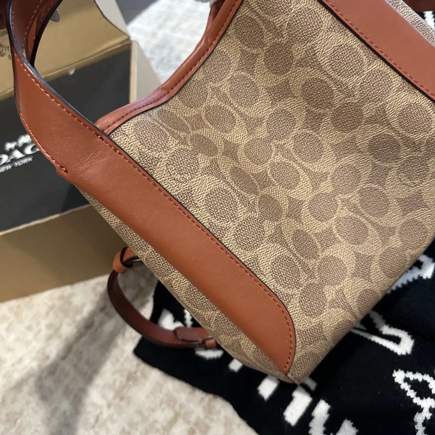 p185 礼盒包装 COACH新款NHadley美哭啦 COACH本月新款Hadley crossbody 可调节拼接肩带设计可腋下可斜挎 麂皮材质氛围感一整个电 真的不要太美 尺寸 23×25