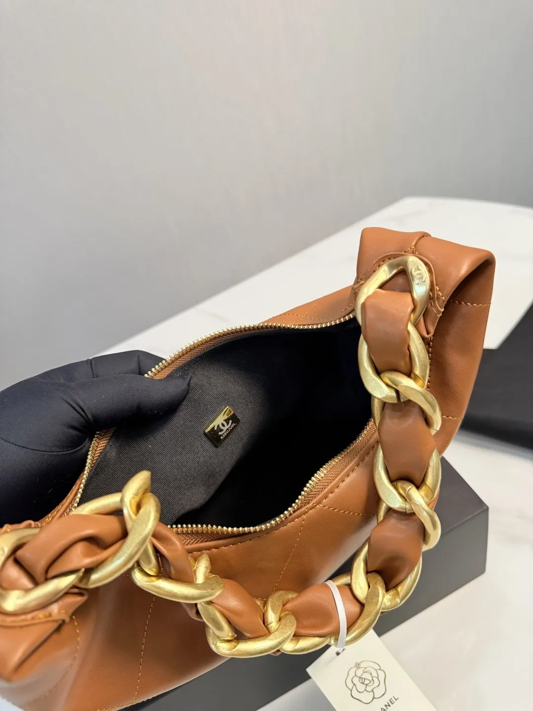 ❤️p150❤️ 香奈儿25K黑金Hobo包香奈儿25K黑金Hobo包,亮面小牛皮+经典大菱格纹,复古金色粗链条超有质感艹。 24x28x8cm24x28x8cm,容量大,通勤日常都 OK!做|日皮料+柔软包型,随性又高级,黑金配色百搭不挑衣服,轻松提升穿搭气场山。拉链开合更安全,实用又时髦,是香奈儿热门款!