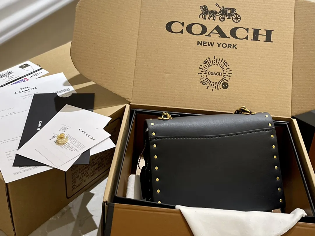 原单牛皮🐆p180 折叠礼盒 官网飞机箱 保养卡 全套包装 Coach Parker18 是现代和经典的完美碰撞，翻盖上山茶花的造型，既高 雅又特别，多个隔层非常实用，拼色设计，复古时髦，柔软舒适，质感一流 优雅不浮夸，精致也不挑年龄 Parker18小号温柔少女配色 属于耐看型的首选系列。简直了！ 又相当百搭，简直不要太美。18cm