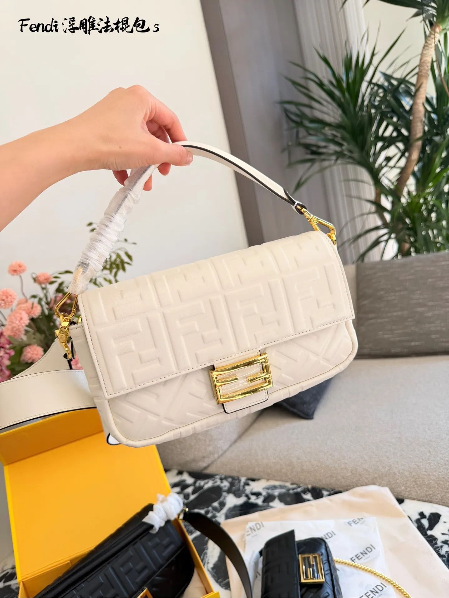芬迪法棍包p180p190 这是芬迪(Fendi) 品牌的Baguette法棍包， 以其独特的长方形设计和FF压花图案闻名。这款包由Silvia Venturini Fendi于1997年设计，灵感来源于法国人夹着法棍面包回家的样子。包包采用柔软的羊皮材质，配有可拆卸的肩带和手提带，适合多种背法。 养护方面，建议使用柔软的布料轻轻擦拭表面灰尘，避免长时间暴露在阳光下，以防褪色。存放时最好放入防尘袋中，保持干燥通风环境，延长使用寿命。 20cm26cm