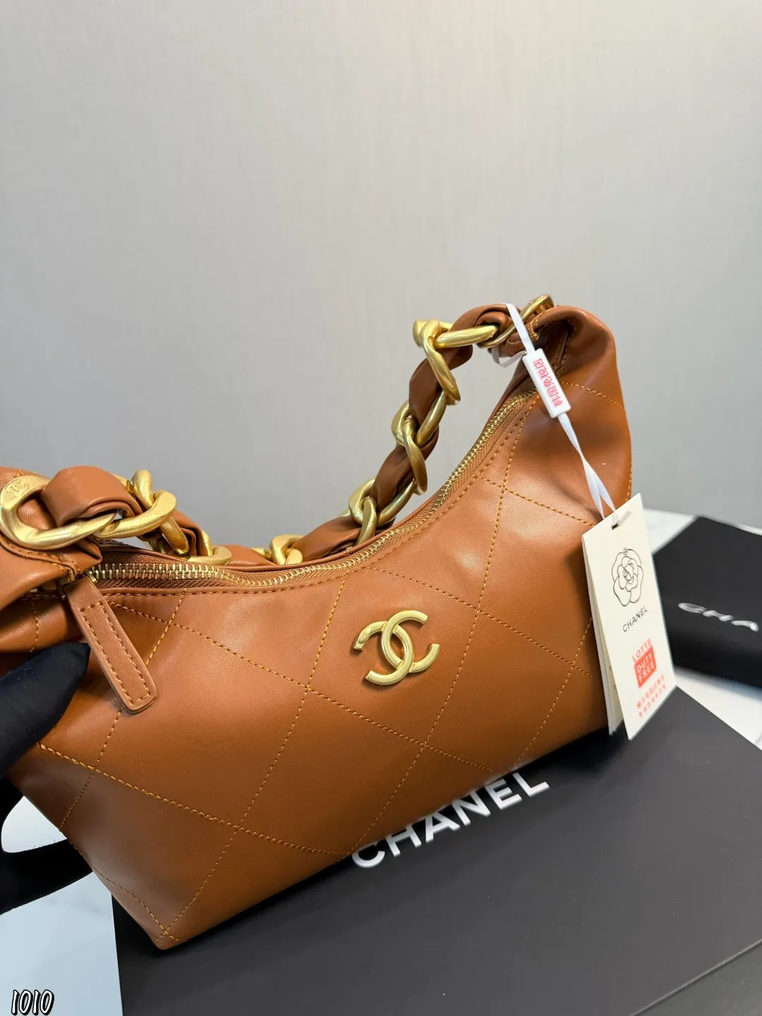 ❤️p150❤️ 香奈儿25K黑金Hobo包香奈儿25K黑金Hobo包,亮面小牛皮+经典大菱格纹,复古金色粗链条超有质感艹。 24x28x8cm24x28x8cm,容量大,通勤日常都 OK!做|日皮料+柔软包型,随性又高级,黑金配色百搭不挑衣服,轻松提升穿搭气场山。拉链开合更安全,实用又时髦,是香奈儿热门款!