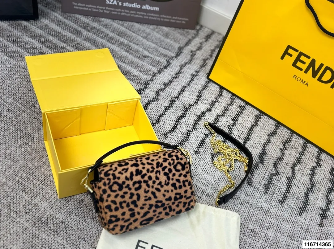 p155 配折叠盒子 芬迪麻将包腋下包复古气息满满，小巧精致不会有邋遢感，各种材质任你挑选，好看时髦同时又拥有着实用的超大内容量，绝对是冬天出门的包包第一选择！尺寸：17 13