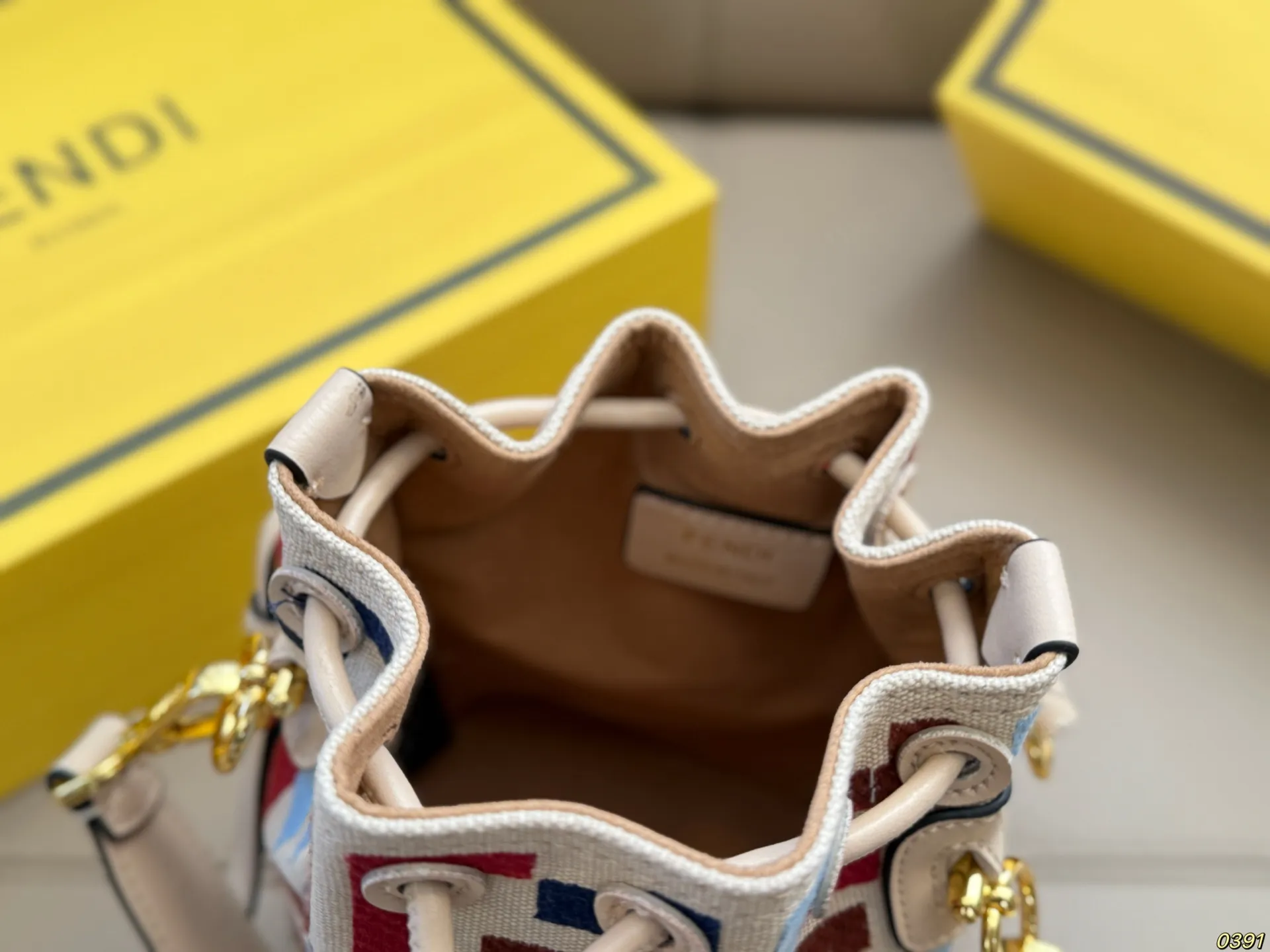 &yen;170折叠盒 芬迪FENDI水桶包 可可爱爱 小巧玲珑 优雅精致 仙女必备款 尺寸13 18