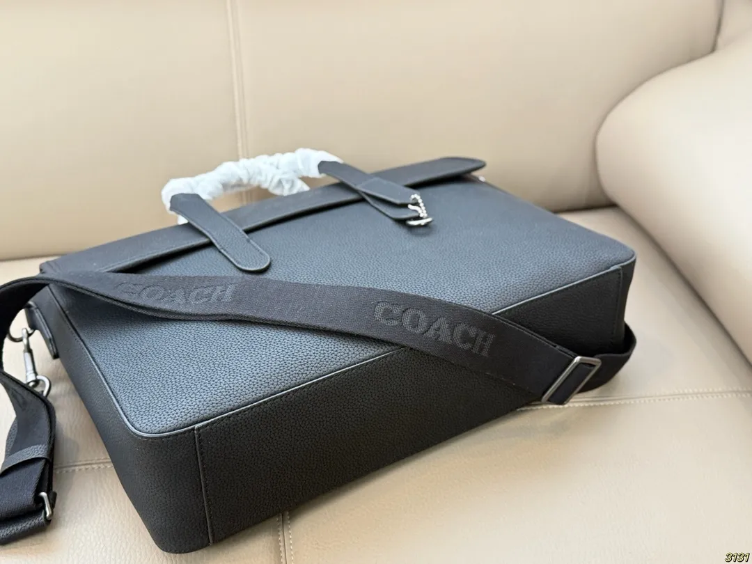 ¥315 COACH蔻驰新款系列公文包💕 超薄轻便小巧,男女皆可 可以放下13寸以下的电脑 肩带可拆卸 手提肩背都🉑 超级实用 出门办公也是酷Boy 尺寸39 27