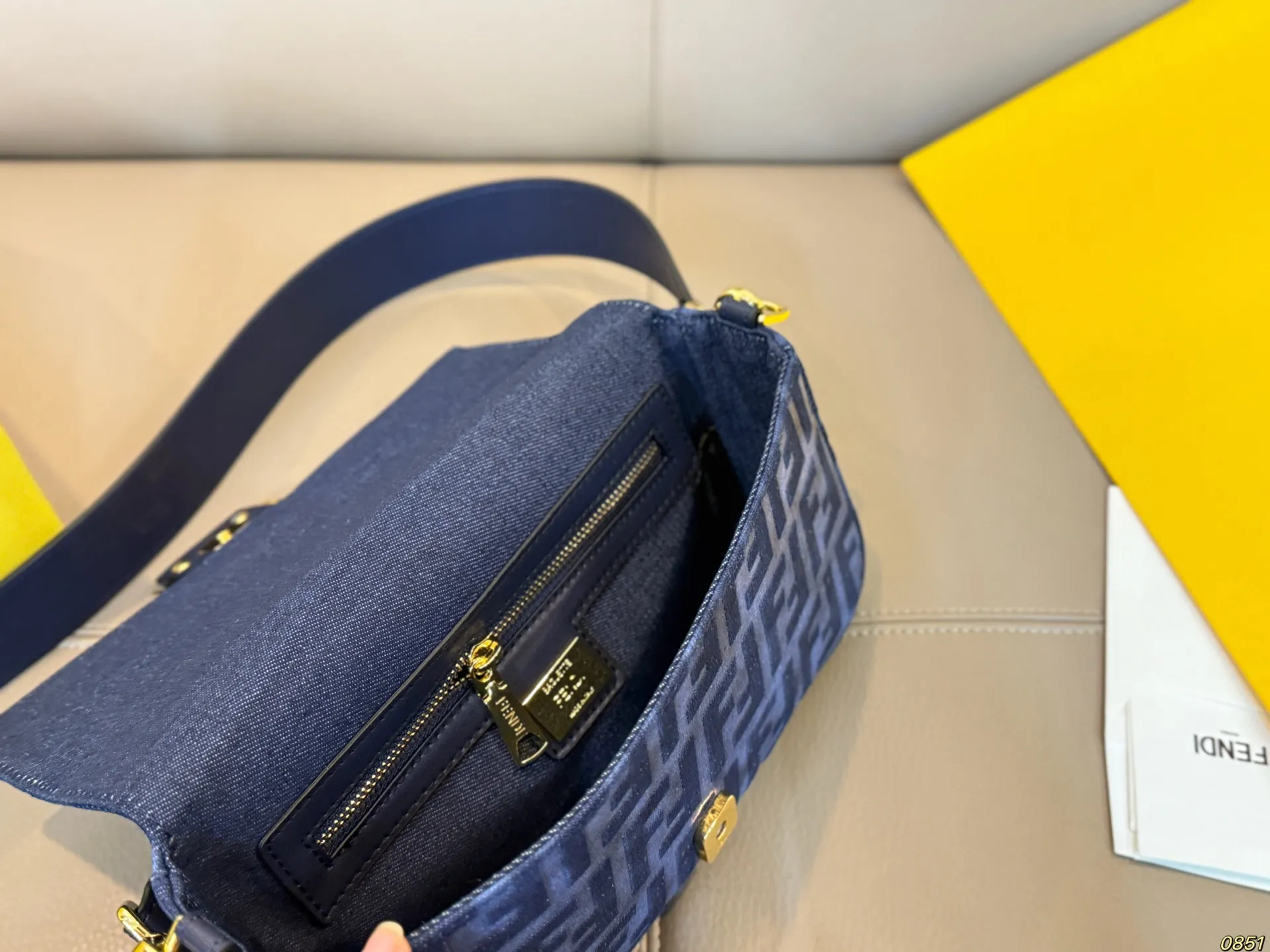 ¥160/¥155 芬迪FENDI 法棍包 拿到手里才能感觉到它的魅力 经典百搭优雅大气 这份质感 小仙女们值得拥有 尺寸26 15/20 11