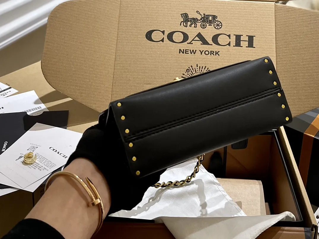 原单牛皮🐆p180 折叠礼盒 官网飞机箱 保养卡 全套包装 Coach Parker18 是现代和经典的完美碰撞,翻盖上山茶花的造型,既高 雅又特别,多个隔层非常实用,拼色设计,复古时髦,柔软舒适,质感一流 优雅不浮夸,精致也不挑年龄 Parker18小号温柔少女配色 属于耐看型的首选系列。简直了! 又相当百搭,简直不要太美。18cm