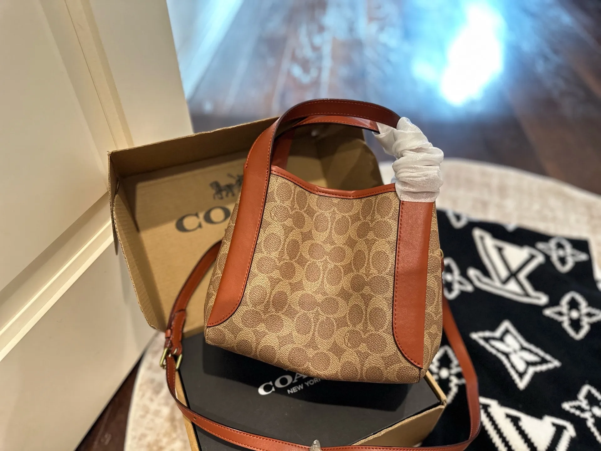 p185 礼盒包装 COACH新款NHadley美哭啦 COACH本月新款Hadley crossbody 可调节拼接肩带设计可腋下可斜挎 麂皮材质氛围感一整个电 真的不要太美 尺寸 23&times;25