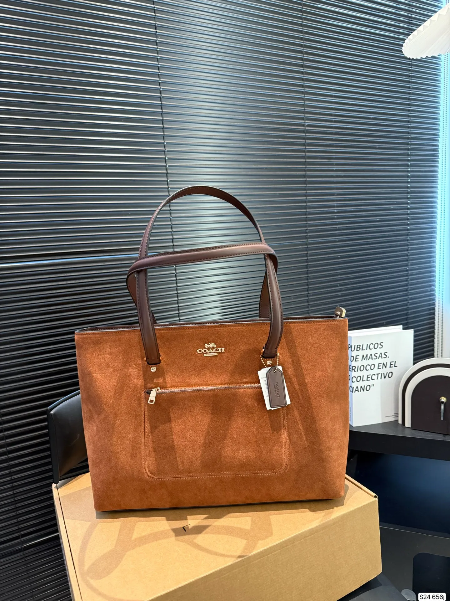 P170 配飞机盒 COACH蔻驰︳秋冬季节的Station 托特包 经典标志老花C Logo STATION 托特包 内置拉链袋／手机袋／多功能袋 顶部拉链开合，织物衬里 尺寸36 27 货号656