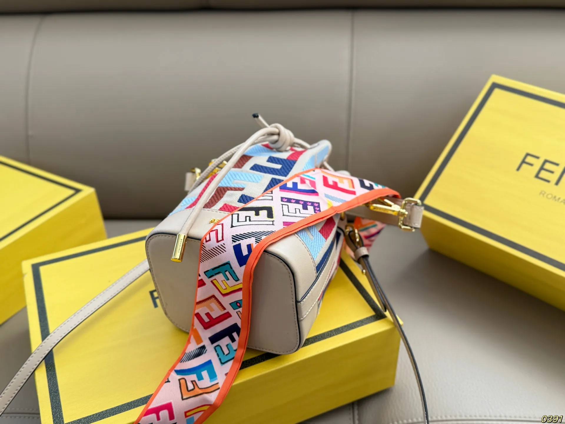 ¥170折叠盒 芬迪FENDI水桶包 可可爱爱 小巧玲珑 优雅精致 仙女必备款 尺寸13 18