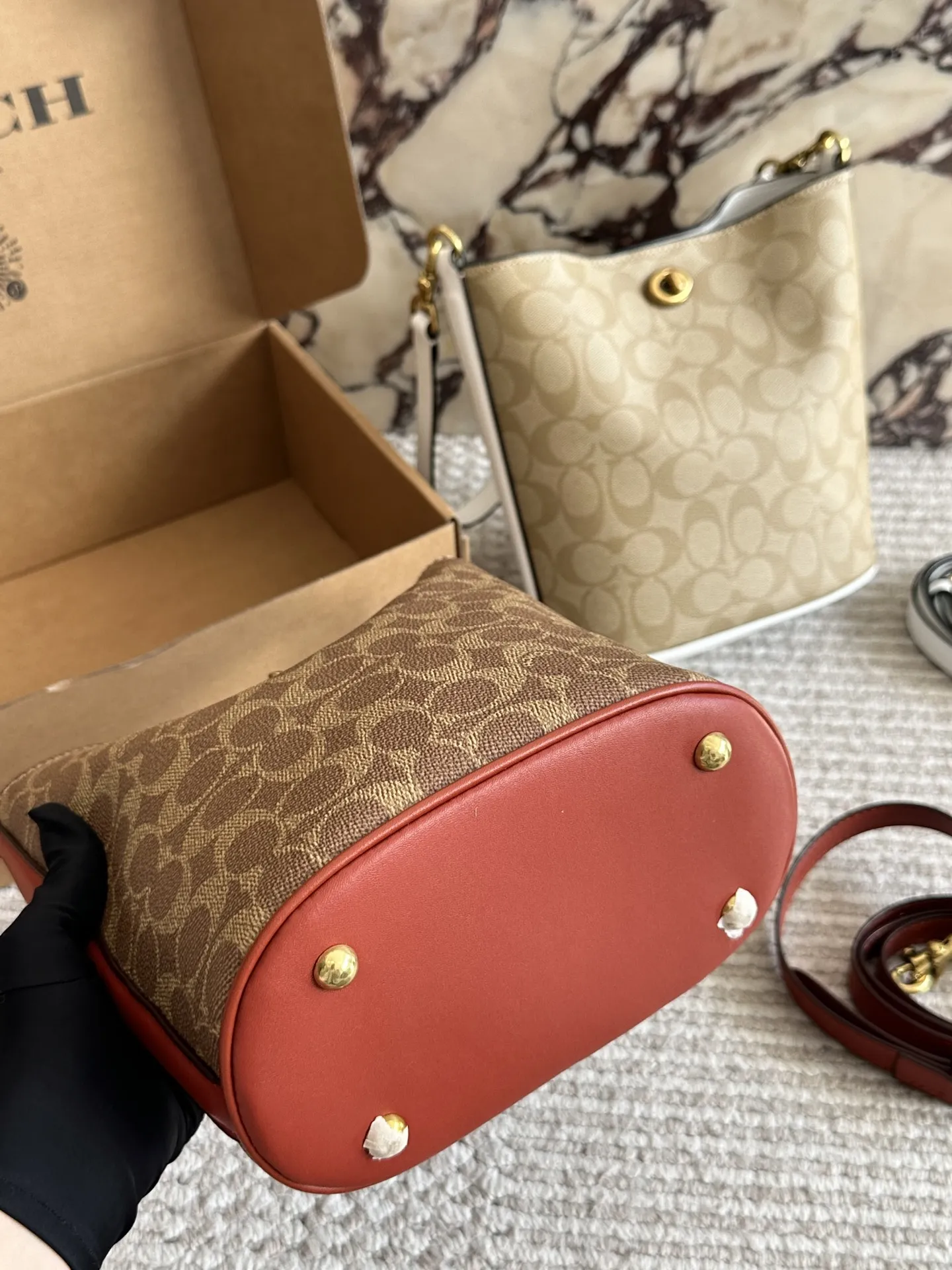 💰190 配盒 size:21 17cm C家 新款水桶包 蔻驰最新一季的 休闲随性的包型,立体饱满 腋下/斜挎都不成问题 通勤必备 搜索 coach 水桶