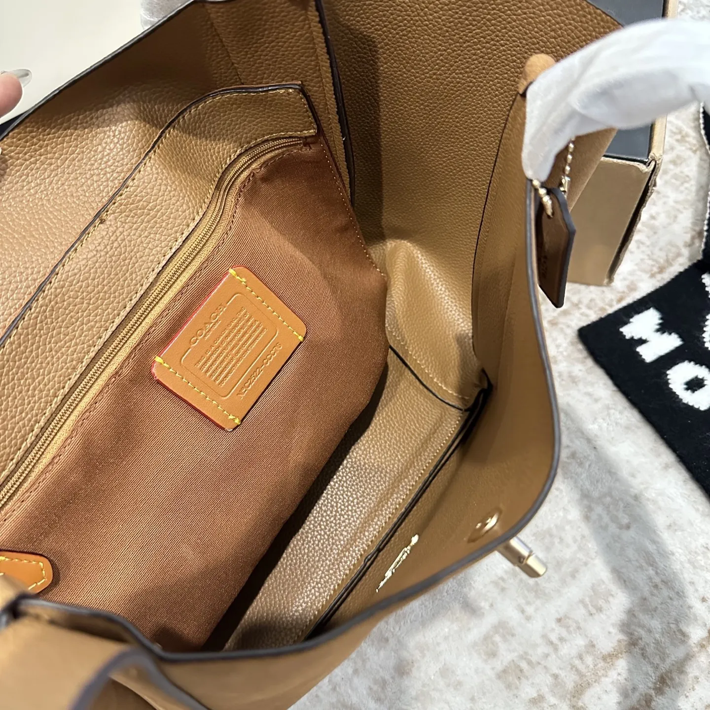 p160 全套包装 尺寸 28cm COACH新款NHadley美哭啦 COACH十月新款Hadley crossbody 可调节拼接肩带设计可腋下可斜挎 麂皮材质氛围感一整个电 真的不要太美