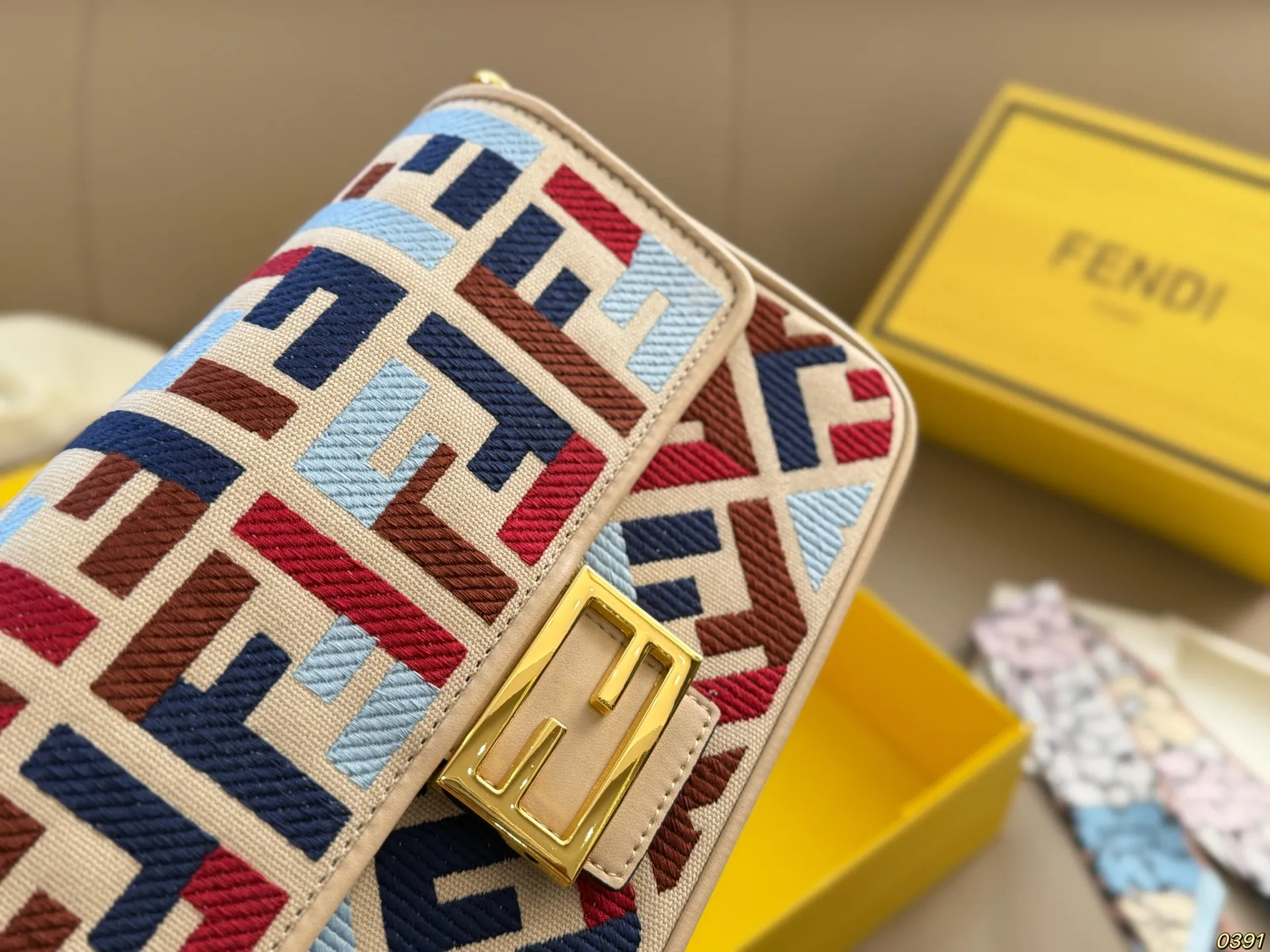 &yen;175/&yen;165折叠盒 芬迪FENDI 法棍包 拿到手里才能感觉到它的魅力 经典百搭优雅大气 这份质感 小仙女们值得拥有 尺寸26 15/20 11