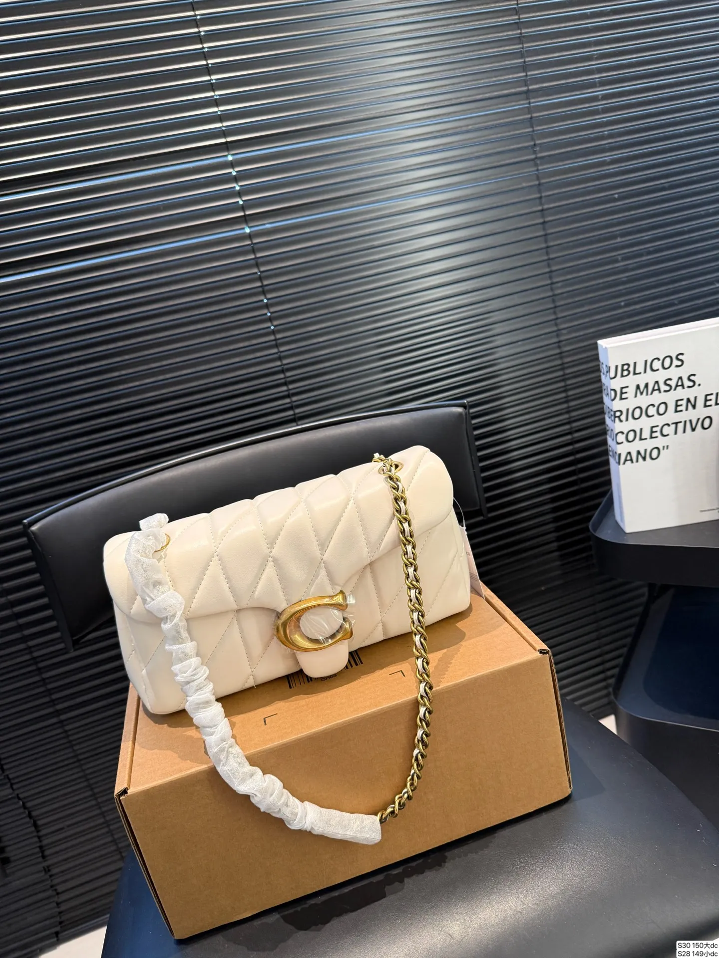 大P200 小P190 配飞机盒 百搭神器—tabby 蔻驰酒神新品 Quilted Tabby 链条版Tabby 这你能忍住?? 满满的小细节… 尺寸大号 26 13 小号20 10 货号大150 小149