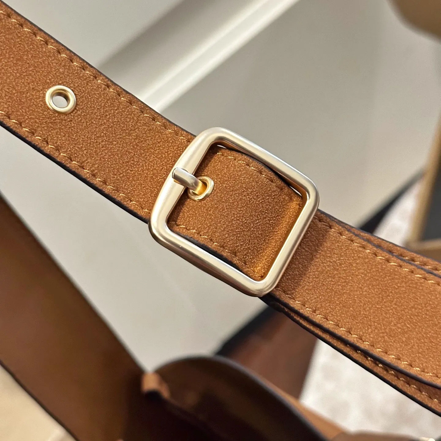 p160 礼盒包装 COACH新款NHadley美哭啦 COACH十月新款Hadley crossbody 可调节拼接肩带设计可腋下可斜挎 麂皮材质氛围感一整个电 真的不要太美 尺寸 23&times;25cm